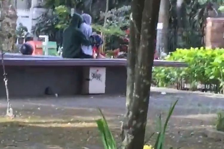 Video viral berdurasi sekitar 6 detik dari akun Twitter bernama @qwencyyy memperlihatkan pasangan pemuda pemudi di Kota Malang, Jawa Timur diduga melakukan perbuatan mesum di Taman Slamet.