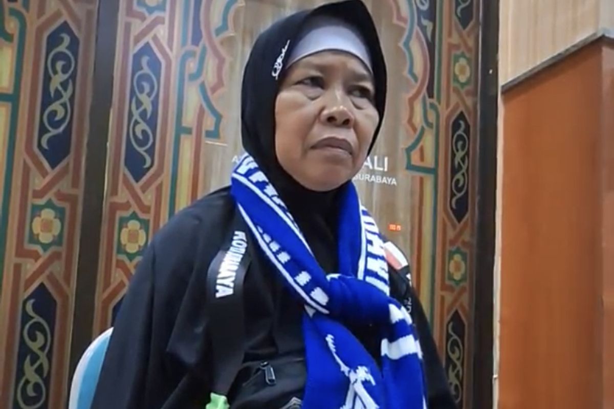 Wanita kuli panggul di Pasar Pabean, Surabaya, berangkat haji pada tahun 2024, Kamis (16/5/2024).