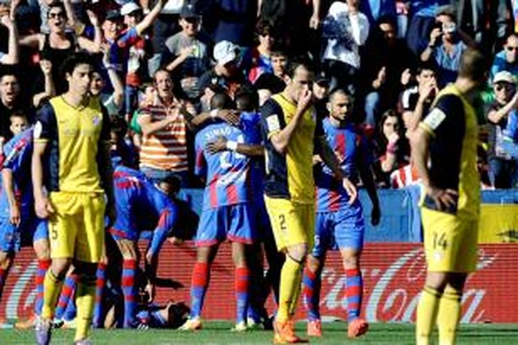 Para pemain Levante saat merayakan gol kedua ke gawang Atletico Madrid pada lanjutan Primera Divison di Stadion Estadio Ciudad de Valencia, Minggu (4/5/2014).