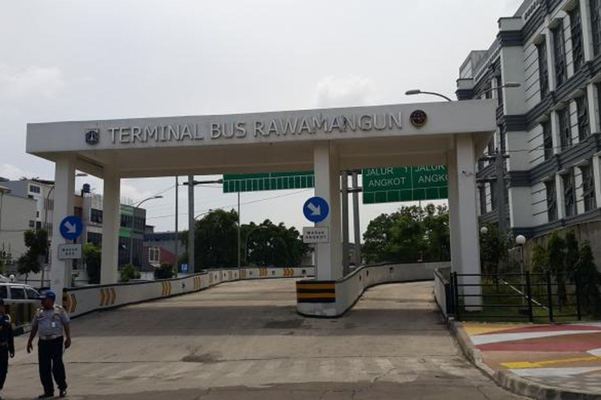 Terminal Bus Rawamangun, Jakarta Timur, Jumat (6/1/2017).