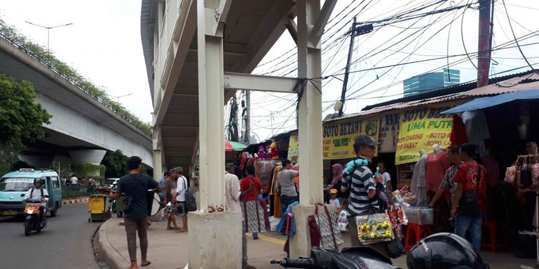 Suasana trotoar Tanah Abang setelah aksi bentrokan antara PKL dan petugas Satpol PP terjadi pada Kamis (17/1/2019).