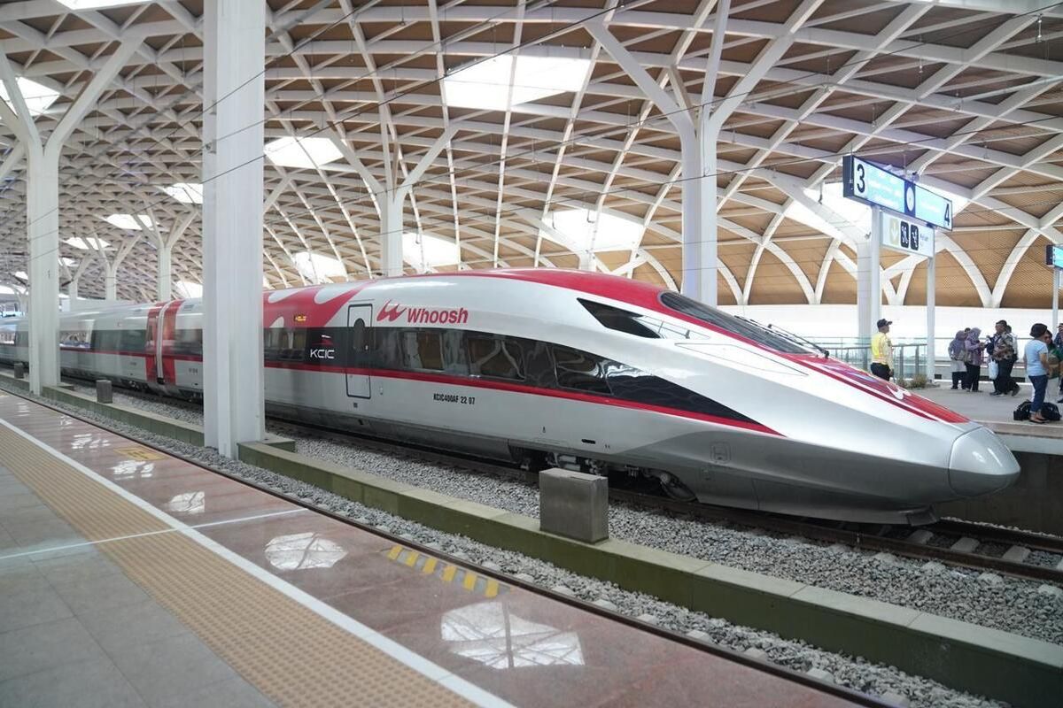 Sejumlah penumpang Whoosh saat tengah menunggu pemberangkatan di Stasiun Tegalluar, Kabupaten Bandung, Jawa Barat, Jumat (26/7/2024), Cara membatalkan tiket Kereta Cepat Whoosh.