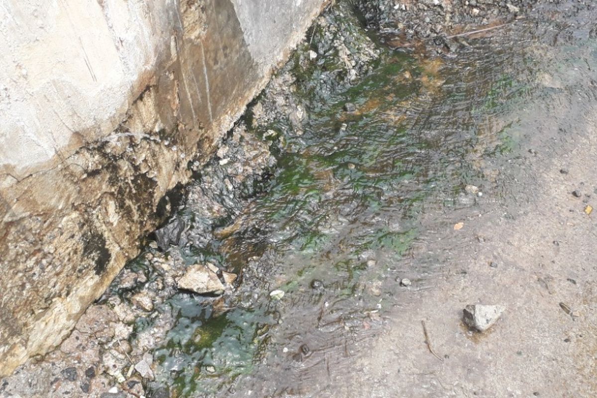 Air merembes dari tanggul laut di kawasan Muara Baru, Jakarta Utara, Selasa (11/12/2018).