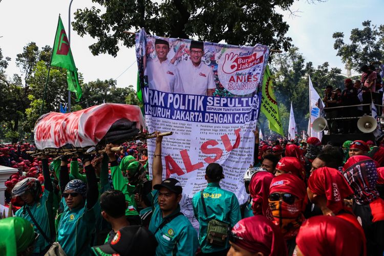 Massa dari berbagai organisasi buruh melakukan aksi unjuk rasa di depan Balai Kota DKI Jakarta, Jalan Medan Merdeka Selatan, Sabtu (10/11/2017). Buruh menolak upah minimum provinsi DKI Jakarta 2018 yang telah ditetapkan Gubernur DKI Jakarta Anies Baswedan. KOMPAS.com/GARRY ANDREW LOTULUNG