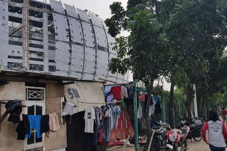 Salah satu bagian rumah bedeng yang berada di depan bangunan Jakarta Internasional Stadium (JIS), tepat di antara rel kereta api dan jalan akses utama Ancol menuju Tanjung Priok.