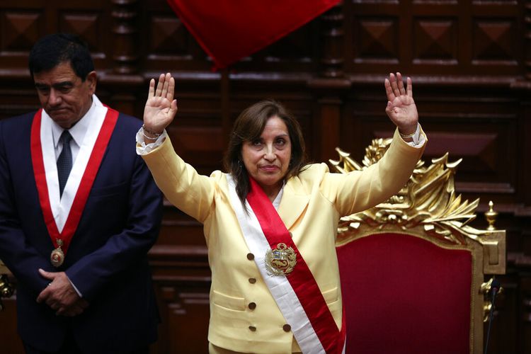 Mantan Wakil Presiden Dina Boluarte mengakui anggota parlemen setelah dia dilantik sebagai presiden di Kongres di Lima, Peru, Rabu, 7 Desember 2022.
