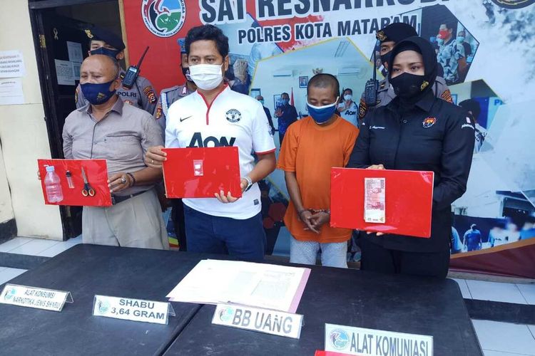 Barang bukti sabu dan uang tunai hasil penjualan sabu pelaku MI (36), mantan karyawan hotel di Gili Trawangan yang nekat berjualan sabu usai terkena PHK.