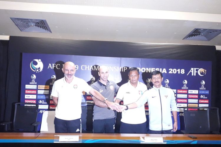 Empat pelatih dari empat negara yang tergabung di Grup A Piala Asia U-19 2018 saat menggelar konferensi pers di Stadion Utama GBK, Senayan, Jakarta, Rabu (17/10/2018). Keempatnya adalah pelatih Uni Emirat Arab Batelli Ludovic, pelatih Qatar Bruno Pinheiro, pelatih China Taipei Vom Ca Nhum, dan pelatih Indonesia Indra Sjafri.  