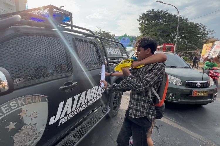 Salah satu mahasiswa yang diamankan polisi dan dibawa menggunakan mobil unit anti Kejahatan dan Kekerasan (Jatanras) Satreskrim Polrestabes Makassar saat aksi demontrasi di Jalan Sultan Alauddin, Kota Makassar, Sulsel, Kamis (2/11/2023).
