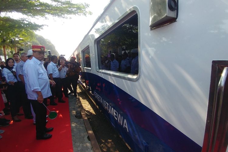 Menteri Perhubungan Budi Karya Sumadi didampingi Direktur Utama PT KAI Edi Sukmoro meresmikan beroperasinya Kereta Istimewa di Bandung, Sabtu (28/9/2019). Peresmian ini bertepatan dengan HUT Ke-74 PT KAI.