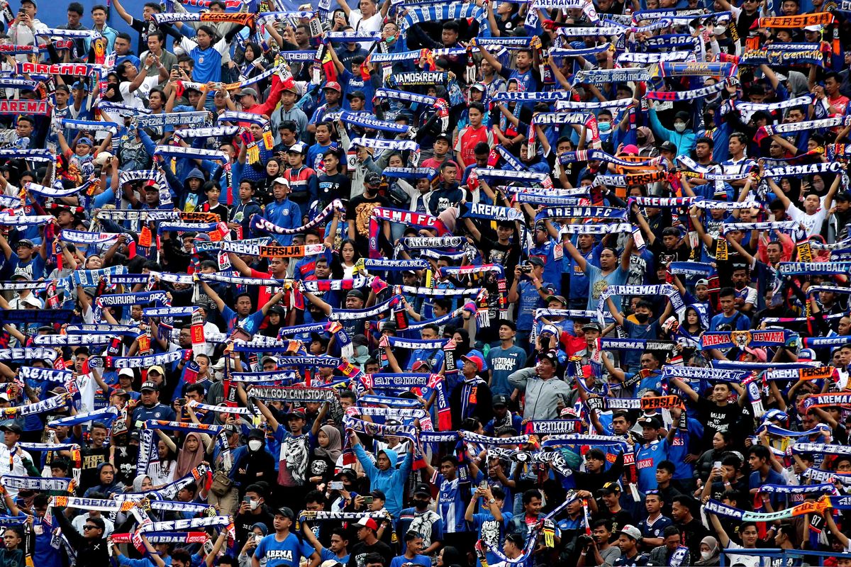 Suporter Arema FC, Aremania saat menyaksikan pertandingan pekan ke-9 Liga 1 2022-2023 melawan Persib Bandung yang berakhir dengan skor 1-2 di Stadion Kanjuruhan Kepanjen, Kabupaten Malang, Minggu (11/9/2022) sore