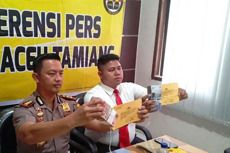 Kapolres Aceh Tamiang AKBP Zulhir Destrian memperlihatkan barang bukti dalam kasus dugaan korupsi videotron di Mapolres Aceh Tamiang, Senin (19/11/2018)