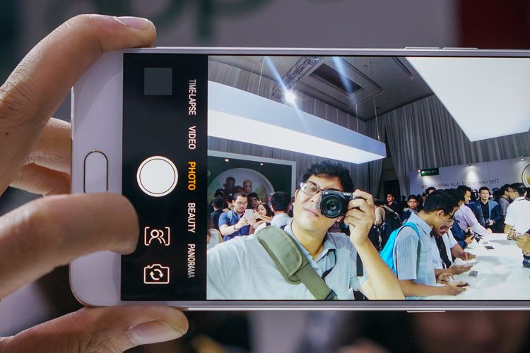 Ilustrasi cakupan sudut pandang kamera selfie Opp F3 Plus dengan lensa wide angle. Cakupannya terlihat lebih lebar dari kamera dengan lensa reguler, tapi distrosi masih terlihat di bidang-bidang dengan garis lurus yang tampak agak melengkung. 