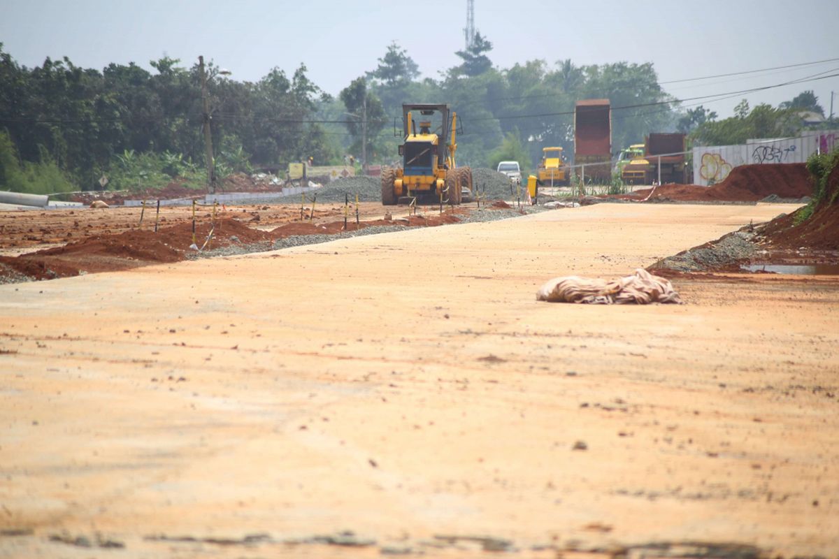 Pekerja menyelesaikan proyek pembangunan jalan tol akses Serpong - Kunciran sepanjang 11,20 km di Kawasan Parigi, Serpong, Tangerang Selatan, Banten, Jumat (02/02/2018). Jalan tol  ini merupakan bagian dari jaringan Tol JORR 2 yang nantinya akan menghubungkan Bandara Soekarno Hatta hingga Bitung Tangerang dan diharapkan mampu memecahkan penumpukan serta kemacetan yang ada di tol dalam kota maupun tol JORR.