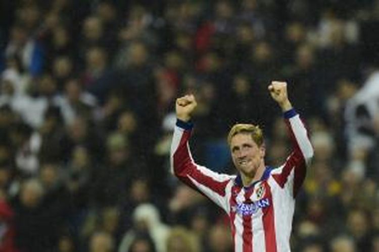 Penyerang Atletico Madrid, Fernando Torres, merayakan gol yang dicetaknya ke gawang Real Madrid pada leg kedua Copa del Rey di Santiago Bernabeu, Kamis (15/1/2015).