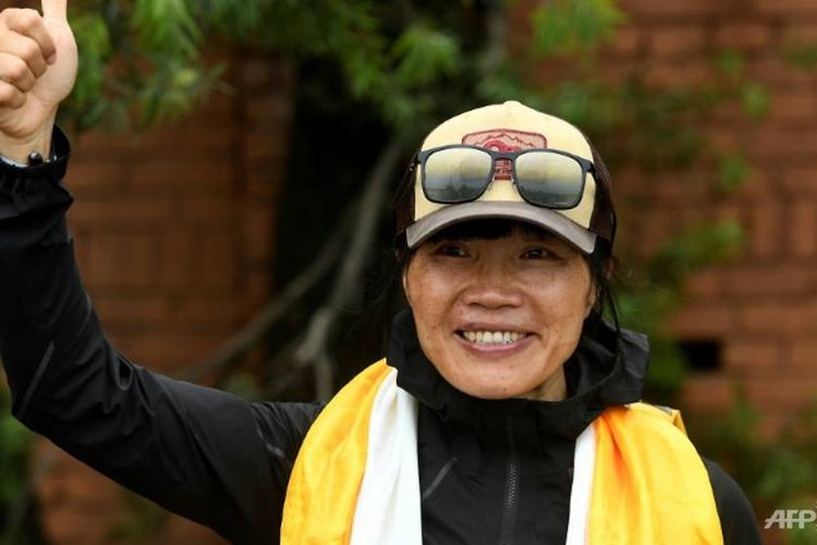 Mantan guru sekolah Hong Kong Tsang Yin-hung mencetak rekor baru pendakian tercepat Gunung Everest oleh seorang wanita dalam 25 jam dan 50 menit