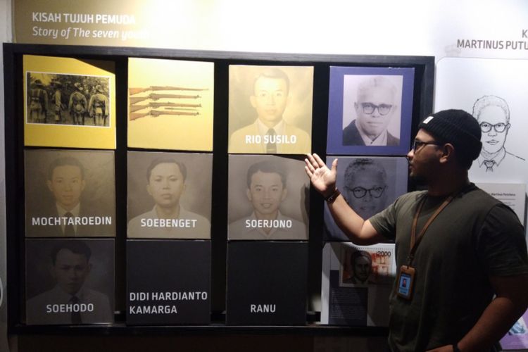 Ronny Indra Laksana, edukator Museum Gedung Sate saat memperlihatkan foto tujuh pemuda pejuang yang gugur dalam pertempuran mempertahankan Gedung Sate, Senin (27/7/2020).