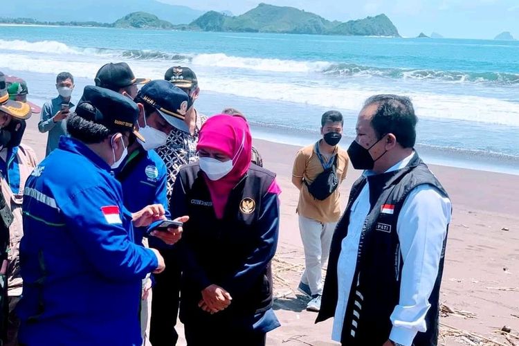 Gubernur Jawa Timur Khofifah Indar Parawansa saat berkunjung ke Jember pasca gempa M 5.1