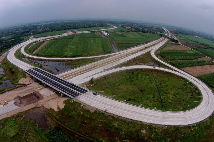 Suasana ruas jalan tol Mojokerto Barat - Mojokerto Utara, Jawa Timur, Selasa (28/06/2016). Ruas jalan tol ini akan digunakan sementara untuk jalur mudik lebaran.