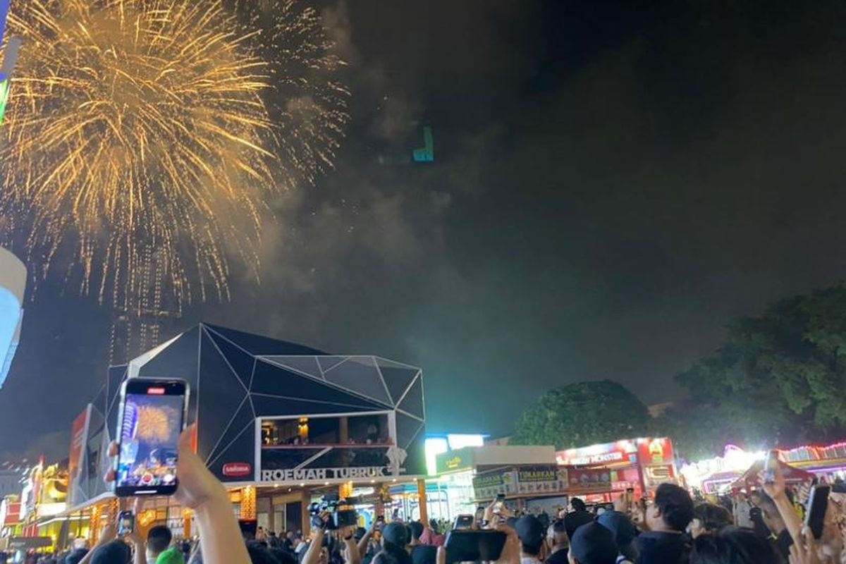 Pembukaan Jakarta Fair 2023 di Kemayoran, Jakarta Pusat pada Rabu (14/6/2023) malam dimeriahkan dengan kembang api. 