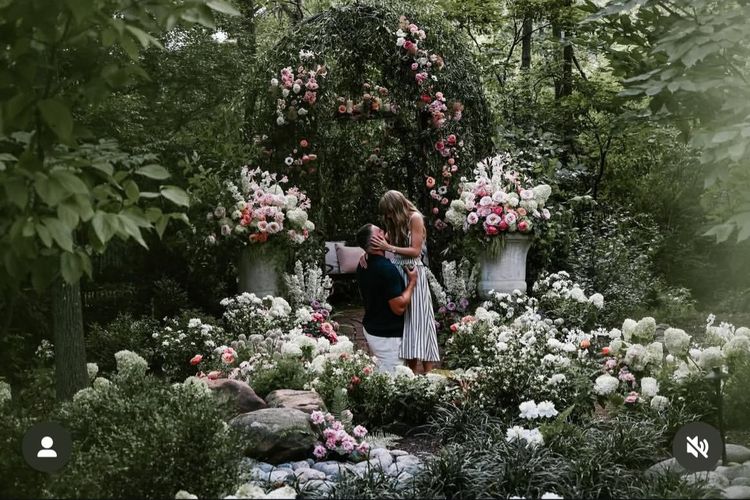 Penyanyi Taylor Swift resmi bertunangan dengan sang kekasih, Travis Kelce, pada Selasa (26/8/2025). Dekorasi lamaran Taylor Swift dan Travis Kelce ditaksir mencapai Rp600 juta dengan menggunakan 2.000 bunga.