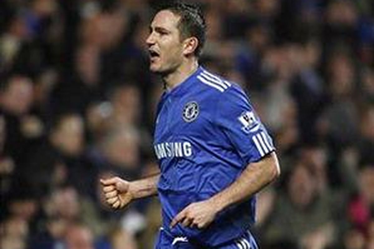 Gelandang Chelsea, Frank Lampard, merayakan golnya ke gawang West Ham United, dalam lanjutan Premier League, Minggu (20/12/2009).