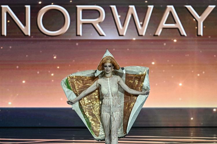 Miss Norway 2025, Leonora Lysglimt-Rodland mengenakan kostum salmon saat penampilan kostum nasional di Miss Universe 2025 di Bangkok, Thailand, pada Rabu (19/11/2025)