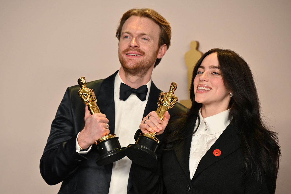 Kakak-beradik Finneas O'Connel ketika menghadiri malam penghargaan Oscar 2024 di Los Angeles, Amerika Serikat, Minggu (10/3/2024) malam waktu setempat.