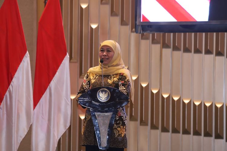 Gubernur Jawa Timur, Khofifah Indar Parawansa saat menghadiri acara di salah satu hotel di Kota Malang, Jawa Timur pada Kamis (13/7/2023). 