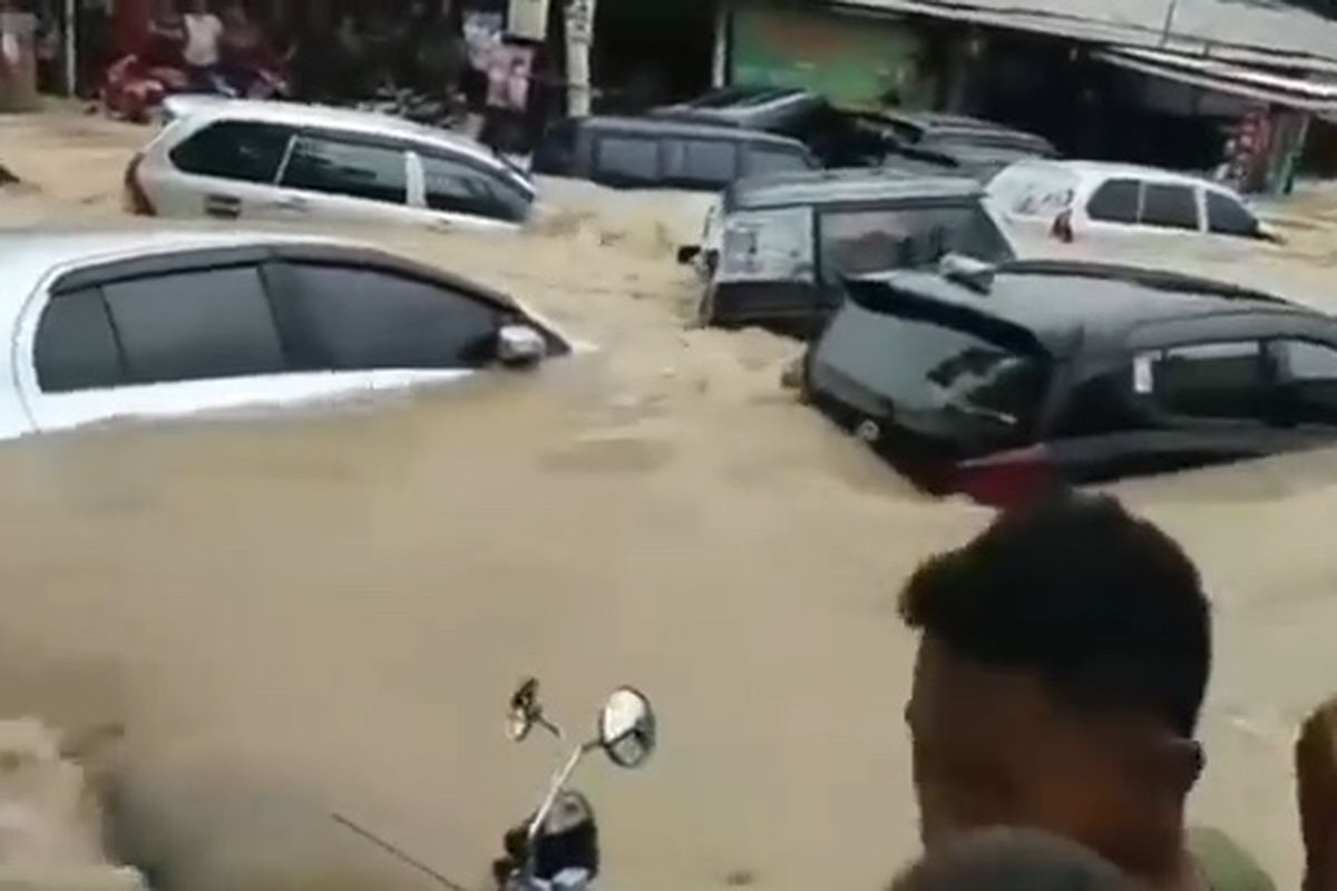 Perumahan Pondok Gede Permai, Bekasi, mobil terseret genangan air banjir.