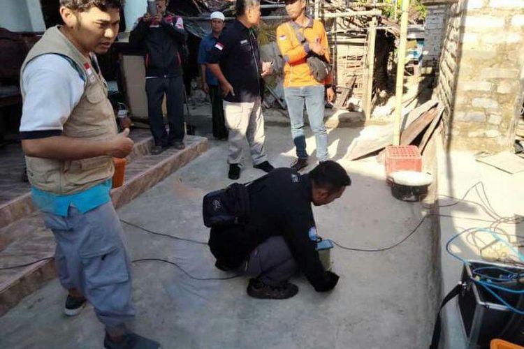 Alat pendeteksi getaran atau seismograf yang dipasang tim ahli dari Stasiun Geofisika kelas II BMKG Pasuruan, Jawa Timur di lokasi dentuman misterius Sumenep dilepas pada Senin (14/8/2023). 