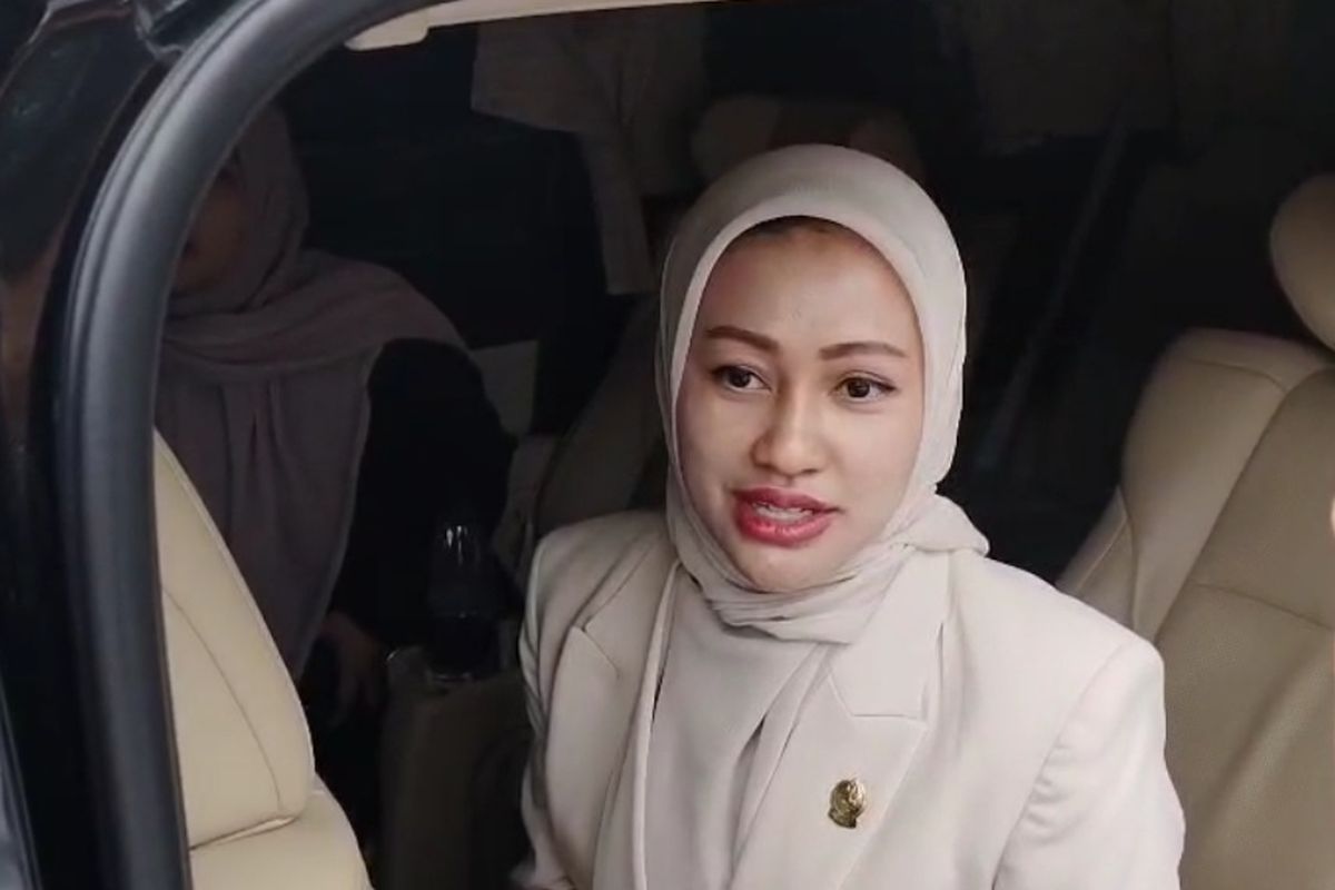 Ketua DPRD Sumut Erni Ariyanti saat ditanyai di Kodim 0201/Medan pada Rabu (10/9/2025). 