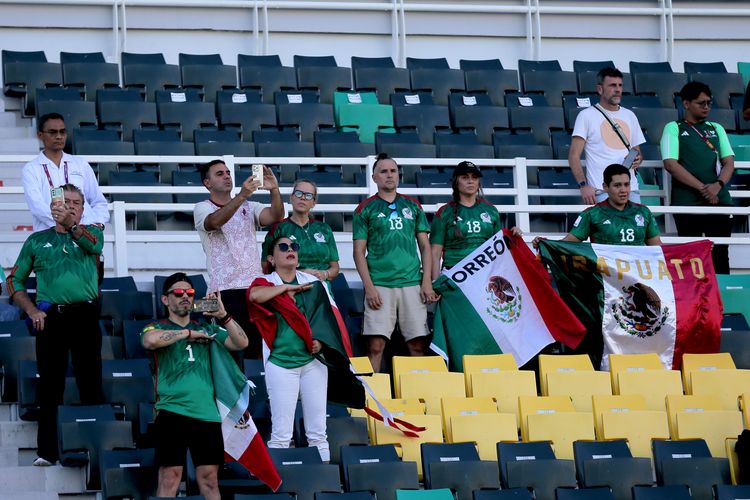 Sejumlah suporter Timnas Meksiko saat menyaksikan babak 16 besar Piala Dunia U17 2023 Indonesia melawan Mali yang berakhir dengan skor 5-0 di Stadion Gelora Bung Tomo Surabaya, Jawa Timur, Selasa (21/11/2023) sore.