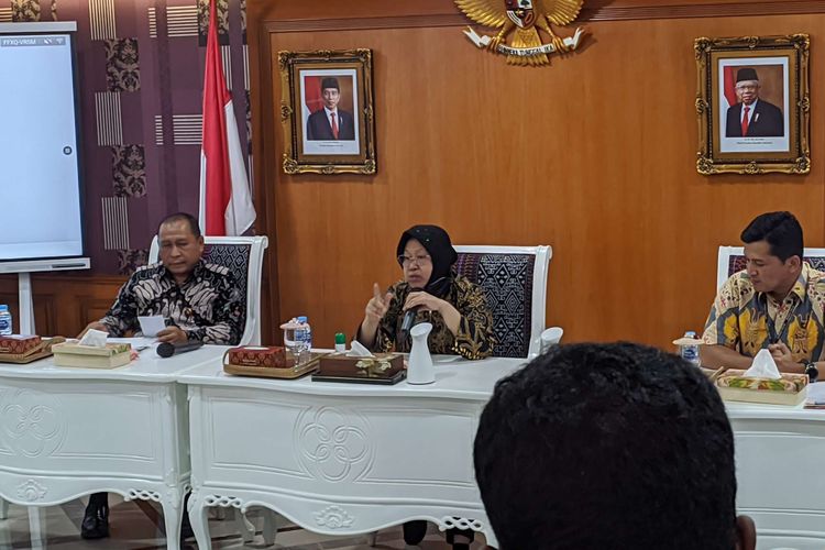 Menteri Sosial Tri Rismaharini saat konferensi pers kasus penimbunan Bansos di Kantor Kemensos, Salemba, Jakarta Pusat, Selasa (2/8/2022)