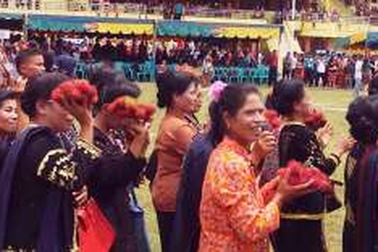 Suku Pakpak saat merayakan Pesta Oang-oang, pesta suka cita memuji Tuhan, Minggu (13/11/2016).