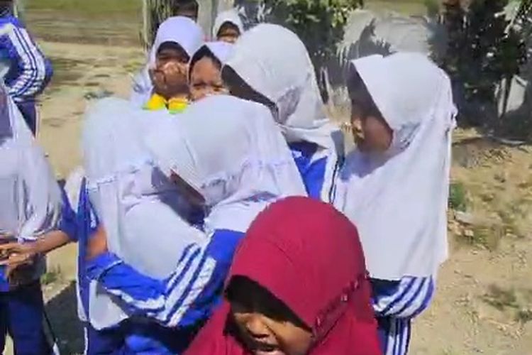Tangkapan video saat siswa menangis dan panik di halaman sekolah SDN Kalowang V, Kecamatan Gayam, Pulau Sepudi, Sumenep, Jawa Timur. 