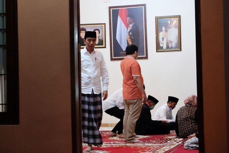 Presiden Joko Widodo (kiri) bersiap memberikan keterangan pers terkait wafatnya ibunda Presiden Joko Widodo, Sujiatmi Notomiharjo di rumah duka, Sumber, Banjarsari, Solo, Jawa Tengah, Rabu (25/3/2020). Dalam keterangannya, Presiden Joko Widodo menyatkan bahwa Ibunda Presiden Joko Widodo, Sujiatmi Notomiharjo meninggal dunia karena sakit kanker yang sudah diderita sejak 4 tahun ini. ANTARAFOTO/Maulana Surya/foc.