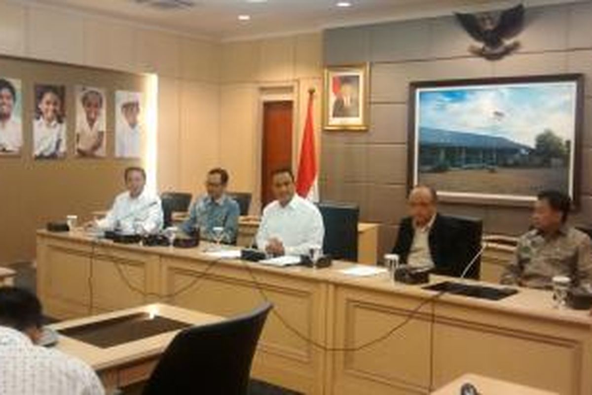 Menteri Pendidikan dan Kebudayaan (Mendikbud) Anies Baswedan, Kamis (9/4/2015), melakukan video conference dengan semua Kepala Dinas Pendidikan dari masing-masing provinsi di Indonesia. Mendikbud memastikan persiapan pelaksanaan UN tahun ini berjalan lancar. 