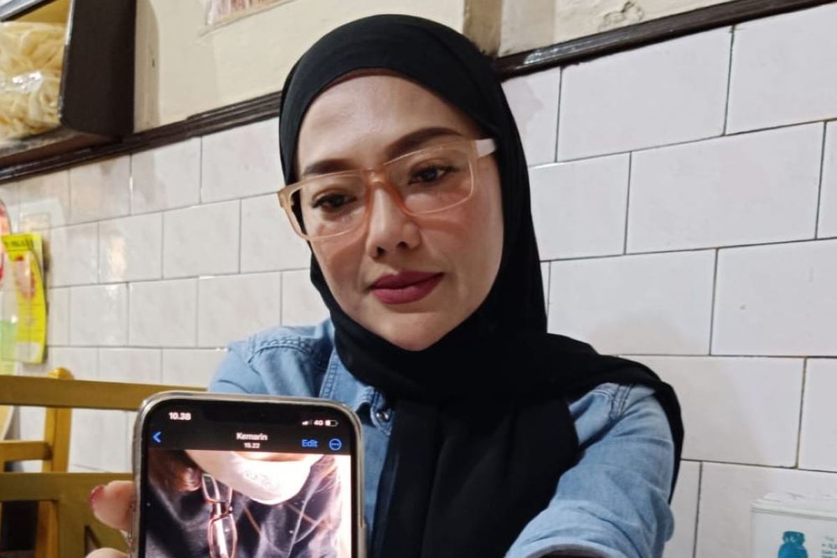 Yulia Maria saat menceritakan tindakan heroiknya membantu ibu hamil melahirkan di pesawat yang sedang mengudara, Rabu (28/6/2023). 