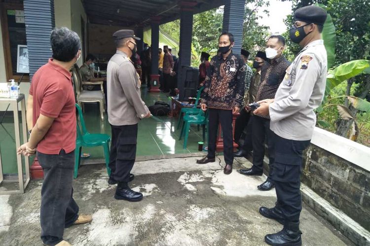 DIBUBARKAN-Aparat Polres Wonogiri dan Satgas Covid-19 Kabupaten Wonogiri membubarkan hajatan yang digelar seorang warga di Dusun Kedungsono Desa Bulusulur, Kecamatan Wonogiri, Jumat (5/3/2021) sore. 