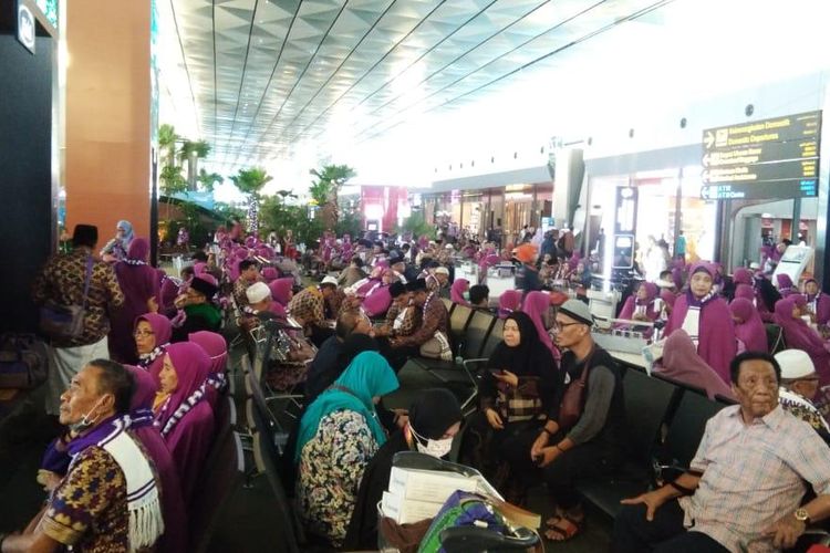Kondisi jamaah umrah yang batal terbang dan terlantar di Bandara Internasional Soekarno-Hatta, Cengkareng, Tangerang, Kamis (27/2/2020).