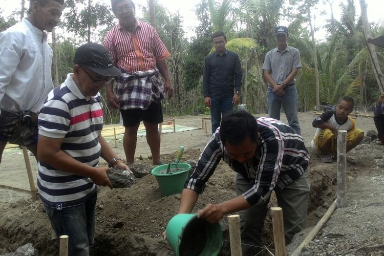 Peletakan batu pertama pembangunan rumah Hernowo dan Kamilah berlangsung  Senin (15/10/2018) sore. Ketua RT 85 Dukuh Anjir Sukardi Hadi Purnomo, kontraktor pembangunan rumah Deddy Suherlan, dan Bambang dari Kompas.com meletakkan batu pertama menandai pembangunan rumah.