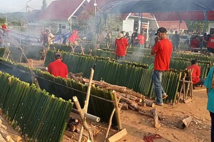 Foto//Suasana Pembakaran 7000 Nasi Bambu di lokasi FDP, Poso,Jumat(21/10)