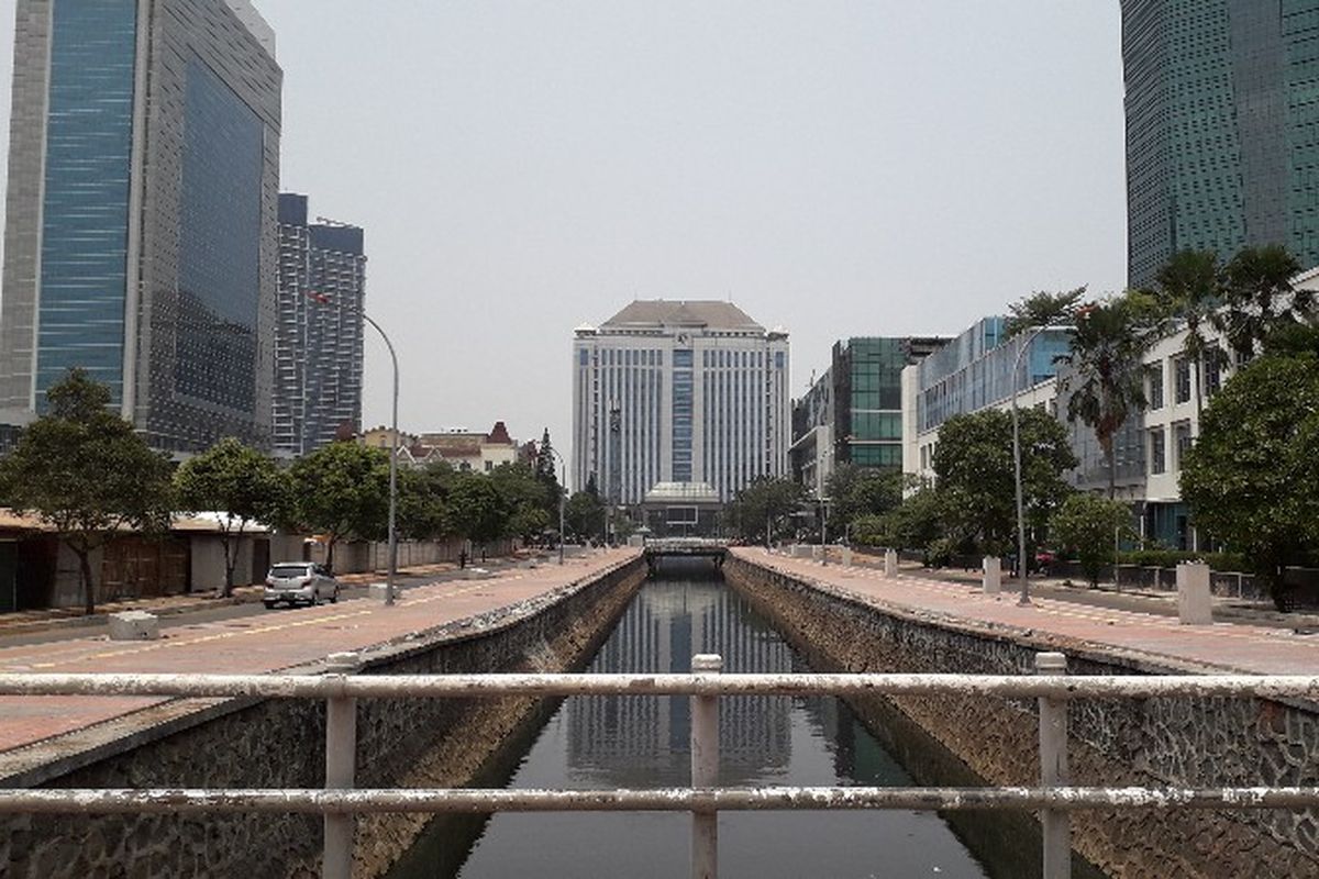 Pedestrian CNI Kembangan, Jakarta Barat pada Senin (15/10/2018) yang akan dijadikan ruang publik dengan dilengkali bangku taman dan pedagang kaki lima. 