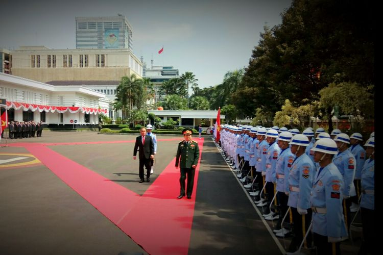 Menteri Pertahanan Republik Indonesia Ryamizard Ryacudu bersama Menteri Pertahanan Republik Sosialis Vietnam Jenderal Ngo Xuan Lich dalam upacara jajar kehormatan di kantor Kementerian Pertahanan RI, Jakarta, Jumat (13/10/2017). 