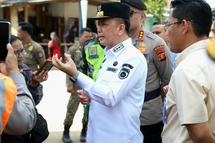 Penjabat (Pj) Gubernur Sumatera Selatan (Sumsel) Agus Fatoni saat meninjau Pos Pengamanan Lebaran 2024 di Pos Betung, Kabupaten Banyuasin, Senin (8/4/2024)
