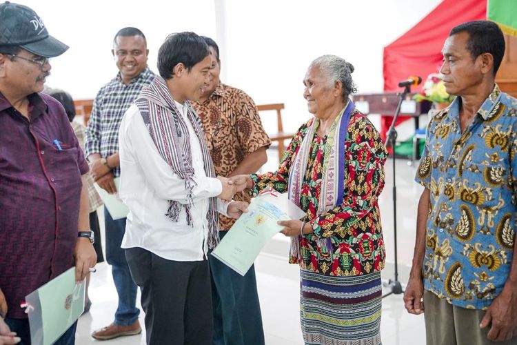 Wakil Menteri Agraria dan Tata Ruang/Badan Pertanahan Nasional (ATR/BPN) Raja Juli Antoni menyerahkan sertifikat tanah Gereja Masehi Injili di Timor (GMIT), Kupang, Nusa Tenggara Timur (NTT), Jumat (28/10/2023).