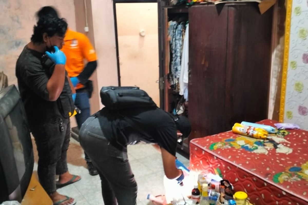 Polisi saat melakukan olah TKP di rumah satu keluarga yang ditemukan tewas di Kelurahan Paoman, Kecamatan/Kabupaten Indramayu, Jawa Barat
