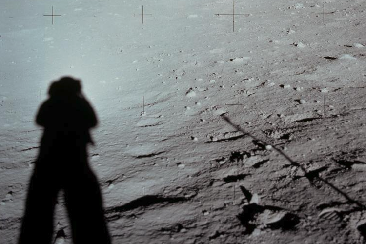 Foto yang diambil Neil Armstrong setelah Apollo 11 mendarat di bulan