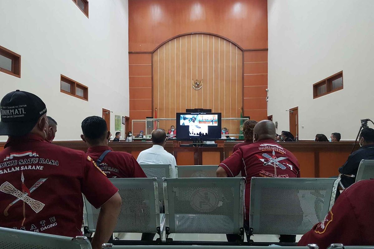 Suasana sidang lanjutan perkara  pembunuhan berencana dan pengeroyokan yang menjerat John Kei dan kawan-kawan di Pengadilan Negeri Jakarta Barat, pada Rabu (21/4/2021).